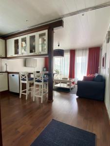cocina y sala de estar con sofá y mesa en Fully-equipped apt, Free parking, private backyard, en Kotka
