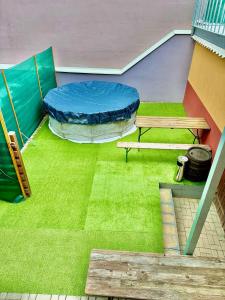 um parque infantil com um trampolim azul e um banco em Penzion bazén víno sklep U Palečků em Zaječí