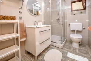 W łazience znajduje się umywalka i prysznic. w obiekcie Apartments Dragons Eye Rogoznica (3338) w Rogoznicy
