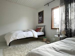 מיטה או מיטות בחדר ב-Kaunis kaksio Karjasillalla