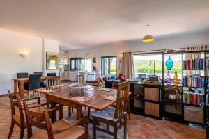 una sala da pranzo con tavolo e sedie di Villa Eiras Altas Grande by Portucasa a Corte Vidreiro