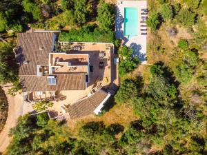 una vista aérea de una casa con patio en Villa Eiras Altas Grande by Portucasa, en Corte Vidreiro