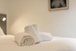 プレスタティンにあるMarian Resort And Spaのベッドの上に座るタオルの山