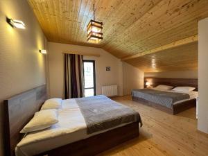 Postel nebo postele na pokoji v ubytování Hotel Axien Kazbegi