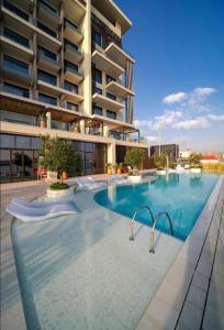 una grande piscina di fronte a un edificio di Hyatt Centric Jumeirah - Twin Room Sea View - UAE a Dubai