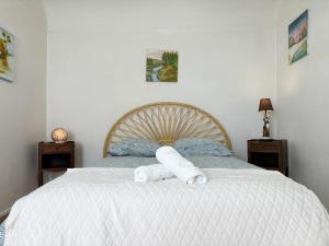 a bedroom with a bed with two towels on it at Maison entière pour 4 personnes avec parking proche centre ville in Saint-Sulpice-sur-Risle