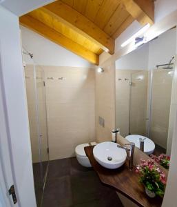 een badkamer met 2 wastafels en een glazen douche bij Casa do Chafariz - Rooms in Cercal