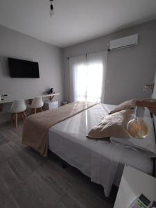 Un pat sau paturi într-o cameră la Laguna Suites