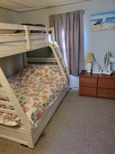 ein Schlafzimmer mit zwei Etagenbetten und einem Schreibtisch in der Unterkunft Dorothy and Johns Ocean City Md Vacation Home Sleeps 8 - 3 bedrooms 2 full bath in Ocean City + 24 Fotos