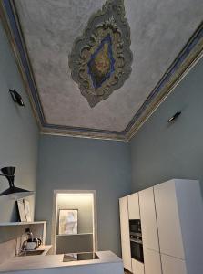 um quarto com um tecto com uma pintura no tecto em Eleven Luxury Suite em Gênova