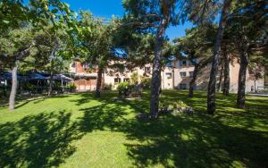 Zahrada ubytování Logis Hotel Le Lac
