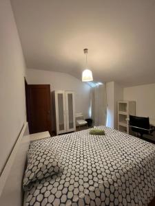 ein Schlafzimmer mit einem großen Bett in einem Zimmer in der Unterkunft Vale Formoso Guest House in Porto