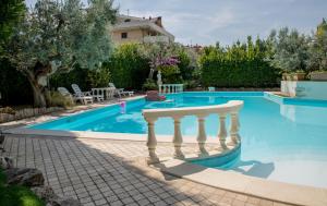 a swimming pool in a villa with aiterraneaniterraneaniterraneaniterraneaniterraneaniterranean house at Cottage Milvia piscina privata rifugio romantico vicino al mare in Tortoreto Lido