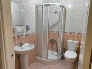uma casa de banho com um chuveiro, um WC e um lavatório. em Tac Pansiyon em Edirne