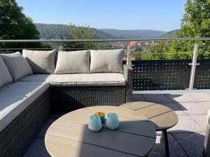a couch and a coffee table on a balcony at Ferienhaus Chalet Andante in Hannoversch Münden