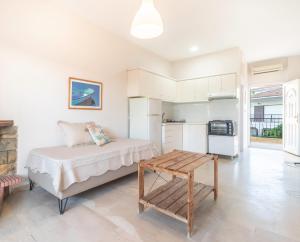 a room with a bed and a table in it at PROPERSTAY 101 - Casa Leonardo Chalkidiki in Polychrono