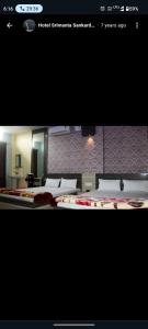 zdjęcie pokoju z dwoma łóżkami w obiekcie Hotel Srimanta sankardev w mieście Majuli
