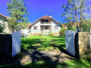 a white fence in front of a house at Venus Haüs in Monte Verde