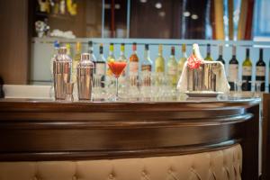 un bar con copas y botellas de vino en Barcelona Hotel Colonial, en Barcelona
