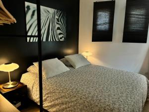 um quarto com uma cama e uma imagem de zebra em Maison dans la pinède em Rognes