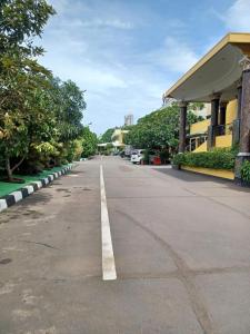una calle vacía con una línea blanca en el medio en 3 Putra BI Executive Hotel Jakarta, en Yakarta