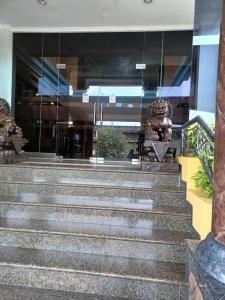 un conjunto de escaleras frente a un edificio en 3 Putra BI Executive Hotel Jakarta, en Yakarta