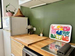 uma cozinha com um frigorífico e uma bancada de madeira em Maison dans la pinède em Rognes