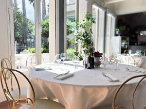 バスティアにあるOstella Spa & Resortのテーブル(椅子付)と白いテーブルクロス