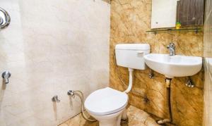 uma casa de banho com um WC e um lavatório em FabHotel Golden Pettals em Gurgaon
