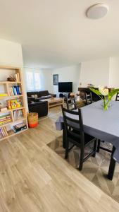 Le coteau في لو باليه: غرفة معيشة مع طاولة وكراسي وأريكة