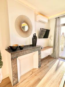 ein Wohnzimmer mit einem Kamin mit zwei Schüsseln darauf in der Unterkunft Élégance Lauragaise * Wifi * Netflix * Terrasse in Villefranche-de-Lauragais