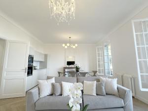 uma sala de estar com um sofá e uma cozinha em 3 pièces rénové Limitrophe Monaco em Beausoleil