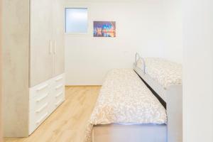 a small bedroom with a bed and a cabinet at 267 - Casa Paradise B1, nel verde di Casarza a 15 minuti d'auto dal Mare - PARCHEGGIO PRIVATO INCLUSO in San Lazzaro