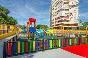 um parque infantil com uma área de lazer colorida numa cidade em Apt. Colina de Mar- Coastal Retreat near the Beach em Torremolinos