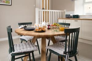 een houten tafel met een schaal fruit erop in een keuken bij The Rushes in Bamburgh