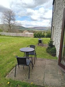 d'une terrasse avec deux tables, des chaises et une table. dans l'établissement Ye Olde Bowling Green Inn, à Bradwell