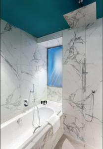 Ванная комната в Hyatt Centric Jumeirah Dubai - Deluxe Room - UAE
