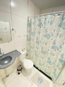 łazienka z toaletą i zasłoną prysznicową w obiekcie Pousada Açude Velho w mieście Campina Grande