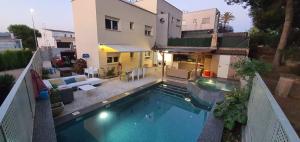 een uitzicht over een zwembad voor een huis bij Urbanizacion El Pantano villa 4 dormitorios in Alcora