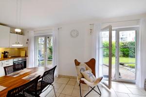 une cuisine et une salle à manger avec une table et des chaises dans l'établissement Strandferienwohnung, à Graal-Müritz 12 autres photos