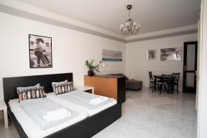 Posteľ alebo postele v izbe v ubytovaní Madach Square Residence