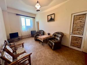 uma sala de estar com duas cadeiras e uma mesa em Ayg Hotel and Sport Complex Ararat em Davalinskiy Tsemzavod