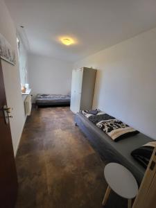 Habitación con cama y silla. en nJoy! Comfort & Spacious - Balkon - gratis WLAN - perfekt für Work & Travel, en Bietigheim-Bissingen