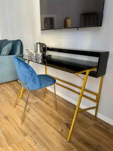 拿坡里的住宿－Monaciello All'Alba，客厅配有一张带蓝椅的桌子