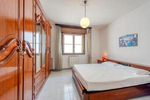 een slaapkamer met een bed en een raam bij Casa vacanza zia candida in Casalabate