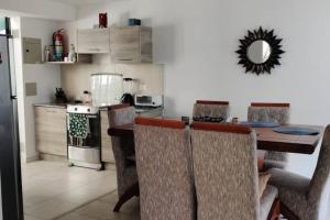 基多的住宿－Casa El Rincón del Sol，一间带桌椅的厨房和一间带炉灶的厨房