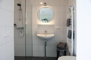 Koupelna v ubytování Strand Appartementen Wemeldinge + 37 fotografií