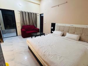 Posteľ alebo postele v izbe v ubytovaní Gokul dham