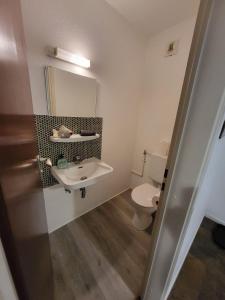 a bathroom with a sink and a toilet at nJoy! Comfort & Spacious - Balkon - gratis WLAN - perfekt für Work & Travel in Bietigheim-Bissingen