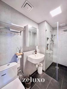 La salle de bains est pourvue de toilettes, d'un lavabo et d'une douche. dans l'établissement #1 Jesselton Quay City Pads Seaview by Zeluxo, à Kota Kinabalu